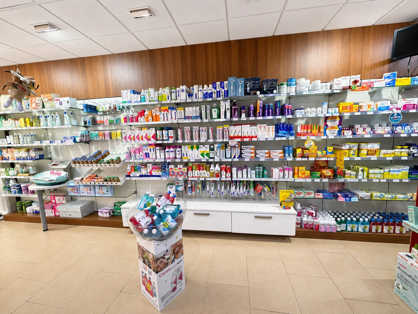 Sección de higiene bucodental y cuidado dental en Farmacia Vázquez Bormujos