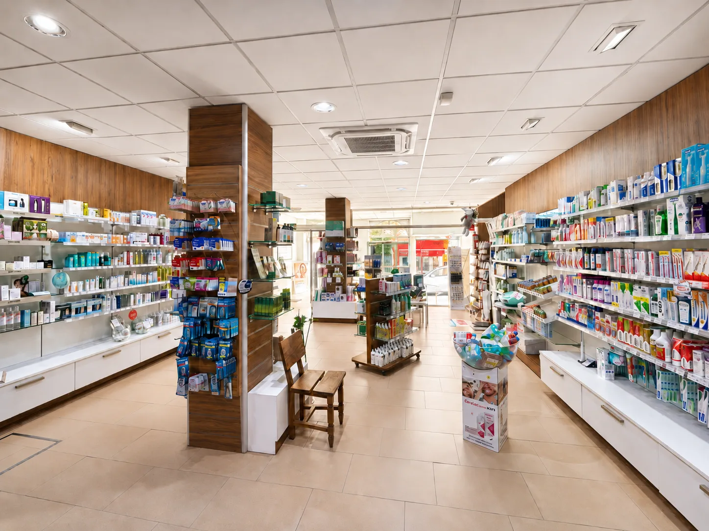Interior de Farmacia Vázquez Bormujos — expositores de productos y consejo farmacéutico